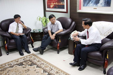 行政院南部聯合服務中心執行長羅世雄來訪(圖)