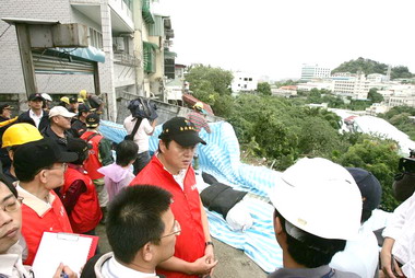 周錫瑋會勘國際路社區災情(圖)