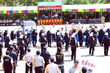 保安警力操演  展現苗警力與美(圖)