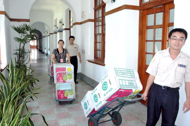 昌益文教基金會贈四百箱袖子(圖)