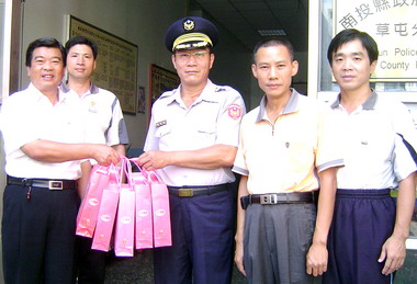 近中秋周信利慰勞草屯警分局(圖)