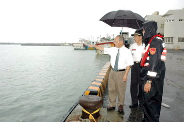 林政則巡視南寮漁港(圖)