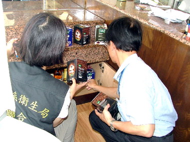衛生局稽查真鍋咖啡店(圖)