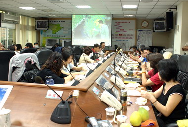 黃敏惠巡視應變中心贈文旦月餅(圖)