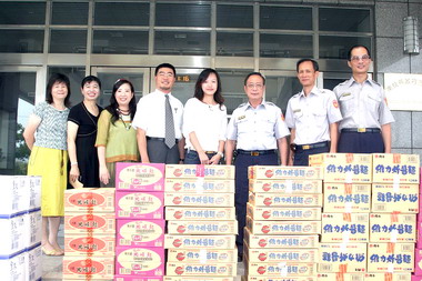 社會人士致贈物資向救災員警致意(圖)