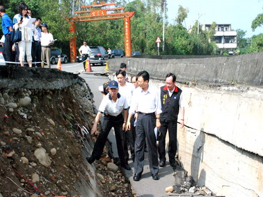 卓伯源視察貓羅溪護岸崩塌情形(圖)