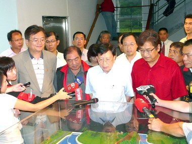 張通榮陪同劉兆玄視察員山子分洪道(圖)