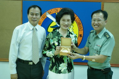 中秋節前夕送關懷至資電作戰指揮部(圖)