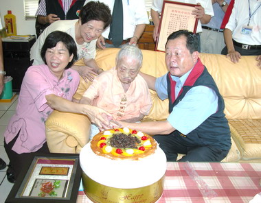 賀重陽劉政鴻探視人瑞詹羅阿快(圖)