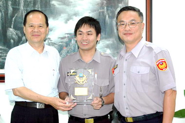 鄭永金頒發女會計兇殺命案破案獎金(圖)