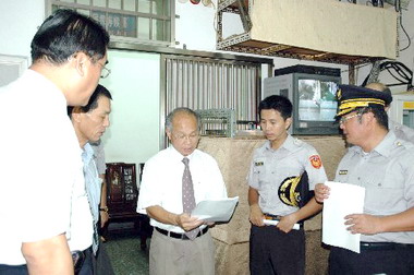 林政則視察派出所辦公廳(圖)