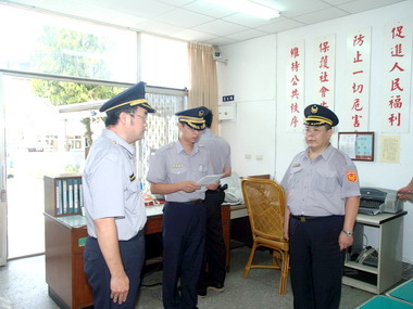 東光派出所新舊任所長交接(圖)