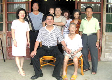 林久翔慰訪南庄三灣人瑞(圖)