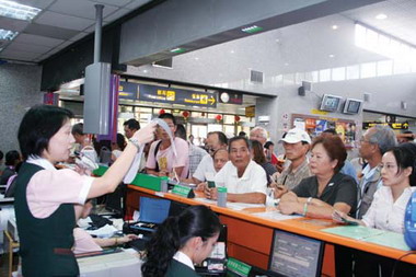 尚義機場一大早湧現人潮(圖)