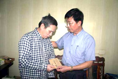 李炷烽探視車禍受傷里民林邦英(圖)