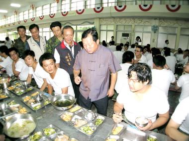 劉政鴻慰問漢光演習苗栗後備軍人(圖)