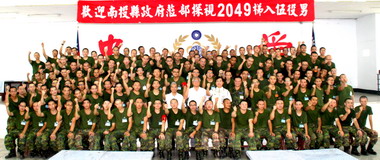 陳志清至中坑營區探視南投役男(圖)