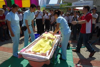 嘉義縣、市失能老人到宅沐浴車啓用(圖)