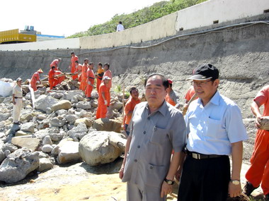 張通榮慰勞淨灘環保同仁(圖)