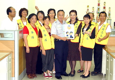 警察局長表揚少年志工並贈警察寶寶(圖)