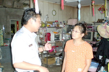 颱風來襲員警勸導居民撤離危險地區(圖)