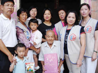 許玉昭帶領榮欣志工秋節獻賀禮(圖)