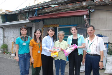 關懷弱勢縣長夫人親送中秋禮(圖)