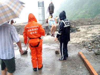颱風來襲信義台二十一線無法通行(圖)
