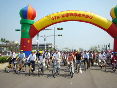 桃園國際無車日 兩千自行車愛好者參與(圖)