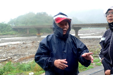 縣長勘查大湖汶水橋要求達警戒線以下封橋(圖)