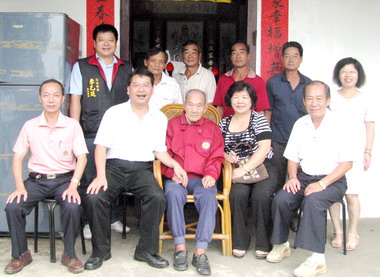 林久翔慰訪百歲人瑞(圖)