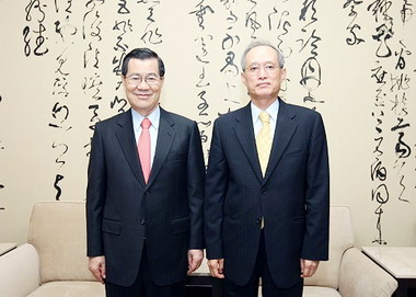 蕭萬長接見韓國代表部代表吳相式(圖)