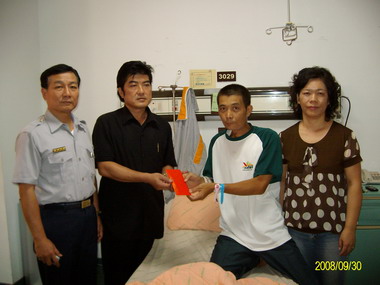 斗南警分局慰問罹癌同仁  關懷加油打氣(圖)
