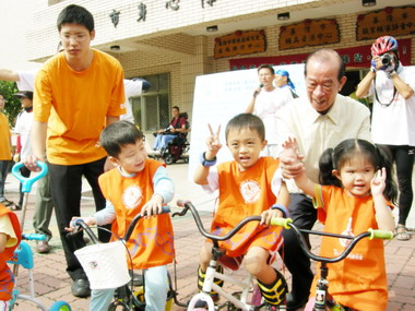 南山舉辦腳踏希望輪走台灣活動(圖)