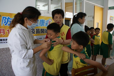 國小學童免費流感疫苗今天起開始施打(圖)