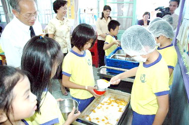 林政則視察關東國小營養午餐供應現況(圖)