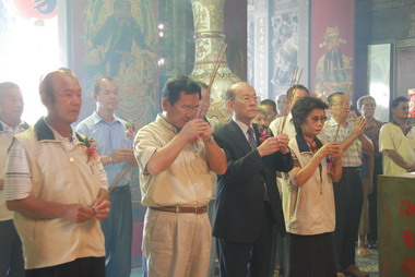 縣長布袋五寺廟贈匾祈福(圖)