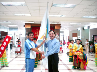 朱立倫為全民運動會桃園縣代表隊授旗(圖)