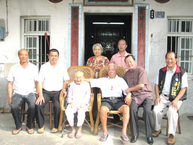 劉政鴻慰訪後龍人瑞魏添福(圖)