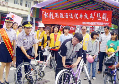 斗南警分局舉辦交安宣導(圖)