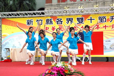 國慶升旗典禮千人高唱明天會更好(圖)