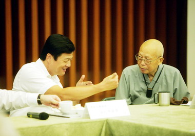 周錫瑋向聖嚴法師請益低碳生活(圖)