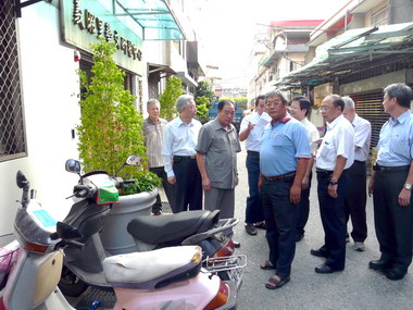 張通榮會勘信義市場周邊交通與攤販問題(圖)