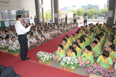 溫馨祖孫情---市長爺爺講故事(圖)