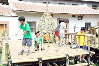 參加國慶遊行新竹自製環保花車(圖)