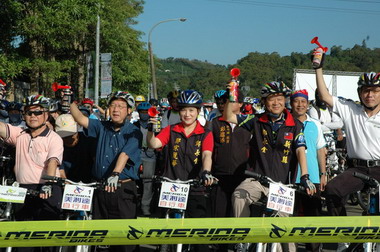 縣長和鄉親一起騎自行車遊峨眉湖(圖)