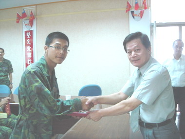永康市市長李坤煌慰問新兵(圖)
