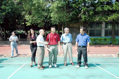 林政則勘查南隘國小運動場(圖)