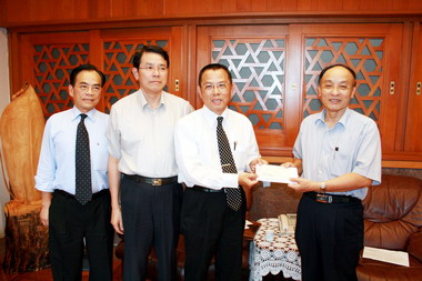 劍潭古寺捐款救濟貧戶(圖)