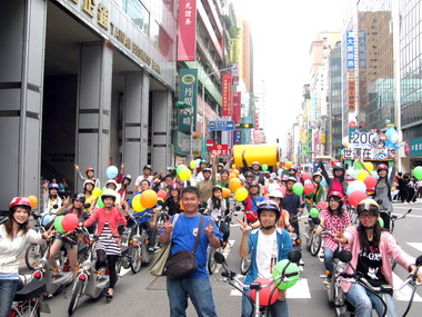 南開電動機車參與國慶嘉年華(圖)